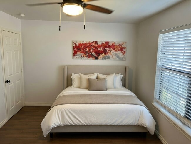 Building Photo - 221 Hyta St