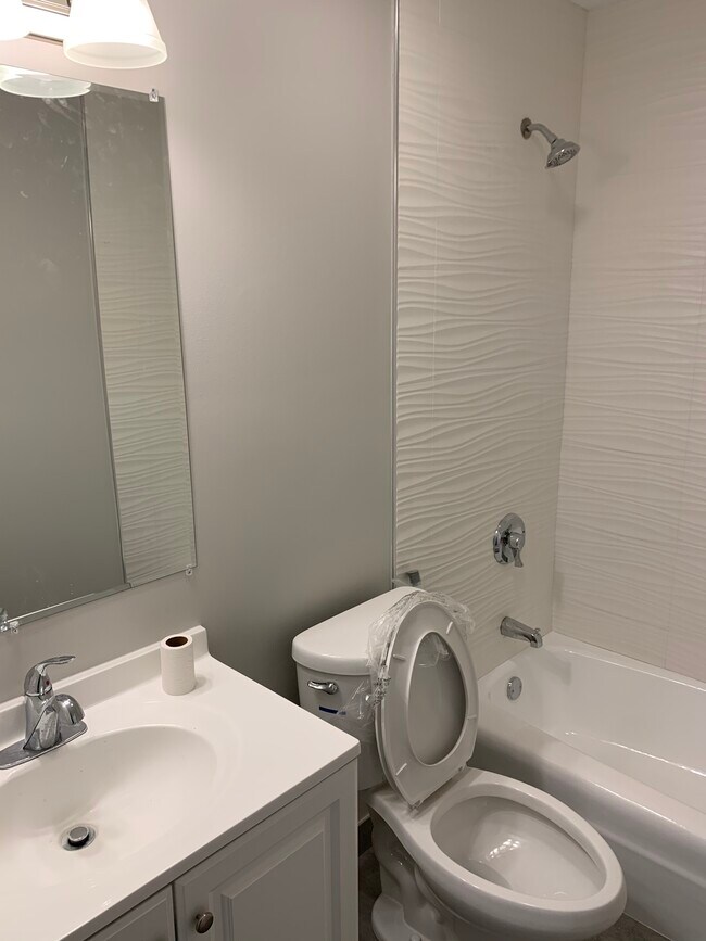 Building Photo - 9382 Bay Colony Dr