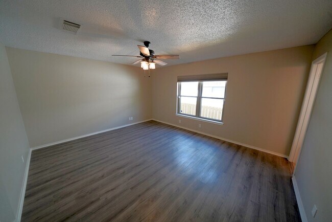 Building Photo - Wonderful Home in the Quiet Kingswood Heights Subdivision - Realtor Commission: $500