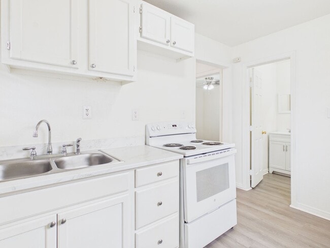 Building Photo - 1209 SW 20th Ave