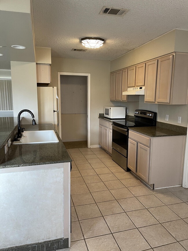 Building Photo - 12081 Longwood Dr