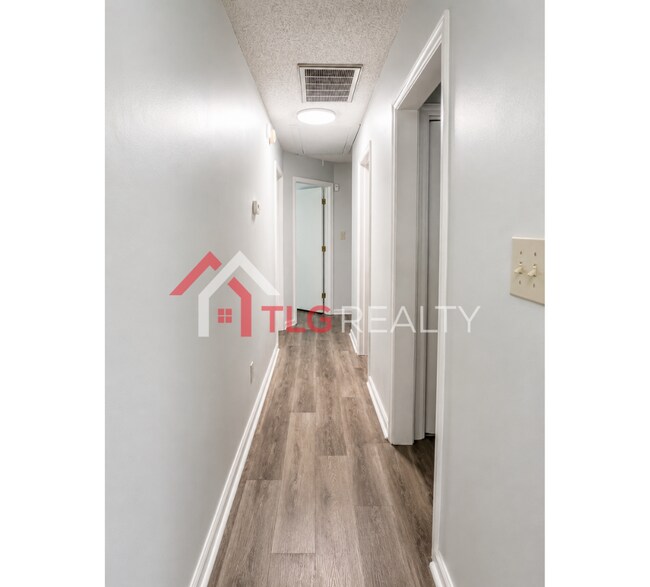 Building Photo - 3821 Rosedown Dr