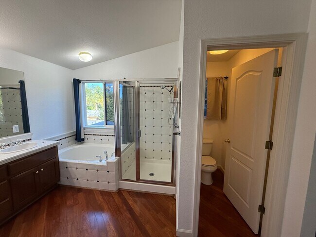 Building Photo - Large two story in Rose Hollow neighborhoo...