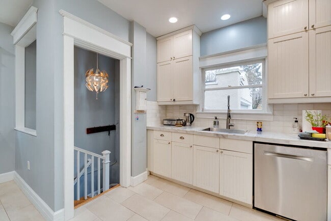 Building Photo - 3321 NE Peerless Pl