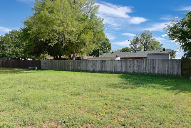 Building Photo - 1703 La Fontaine Ln