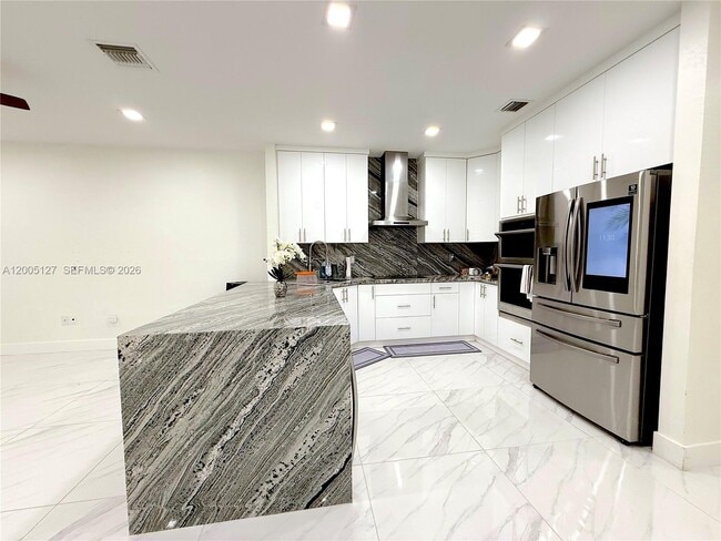 Building Photo - 758 NE 34th Ave