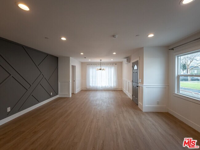 Building Photo - 94 S Vinedo Ave