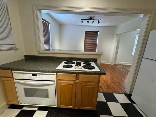 Building Photo - Available Now! The Villa Condo 3 BR Must See