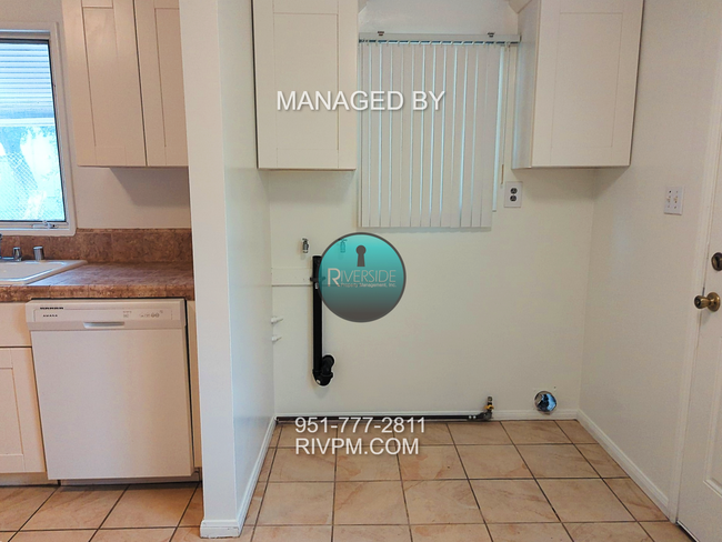 Building Photo - This centrally located Riverside duplex will go fast!!