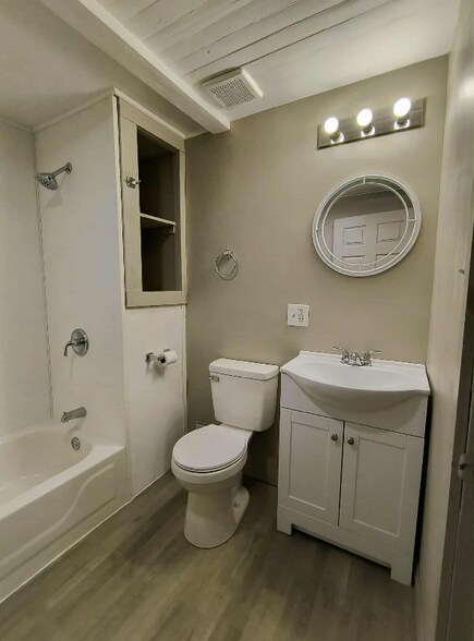 Building Photo - 2231 Charles St