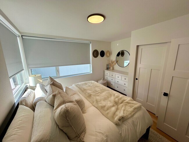 Building Photo - Spacious Ballard Townhome- 2 Bedrooms with Parking