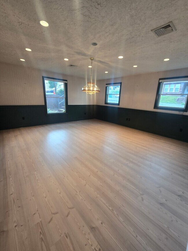 Building Photo - 247 S 8th St