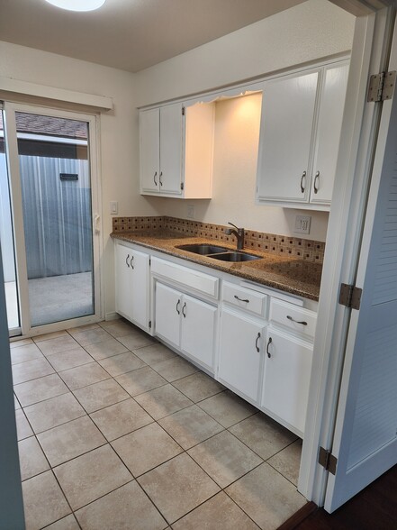 Kitchen - 431 S Simpson Ave