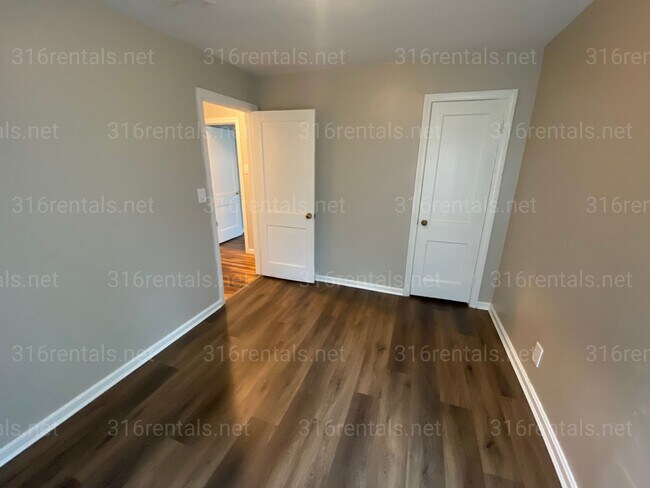 Building Photo - $950 - 2 bedroom / 1 bathroom home with a bonus loft!