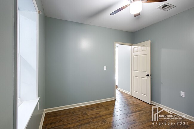 Building Photo - 4979 Paris Ave