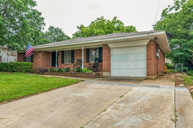 Building Photo - 720 Chisholm Trail