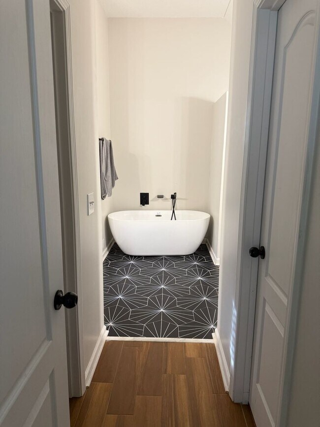 Building Photo - Beautifully Updated 4-Bedroom Home in Pool...