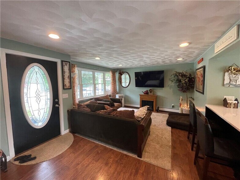 Building Photo - 580 Old Main St