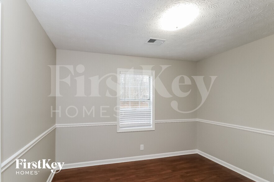 Building Photo - 2570 Paul Thomas Dr