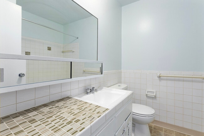 Building Photo - 418 W 89th St