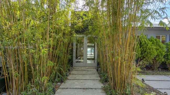 Building Photo - 2440 N Shore Terrace