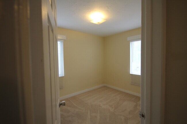 Building Photo - 3 Bedroom Duplex with Lovely Backyard(Upstairs)