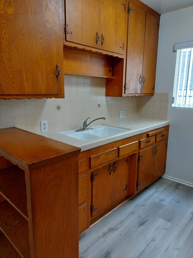 Building Photo - 1016 N Orange Grove Ave