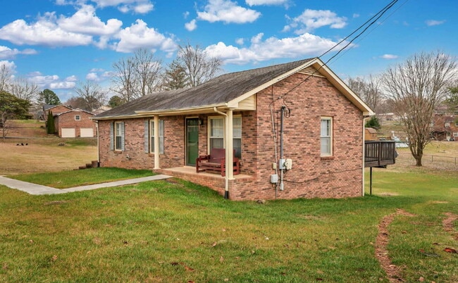 Building Photo - This charming rental in a convenient Clarksville location!