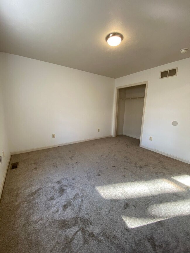 Building Photo - 3 Bedroom Duplex in Elkhart - HOUSING VOUC...