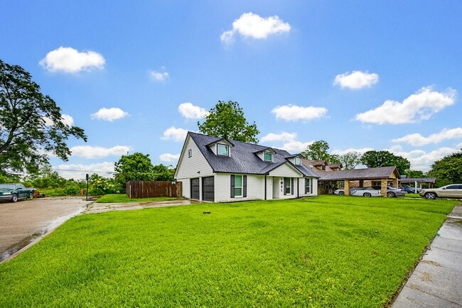 Building Photo - 6215 Great Oaks Dr