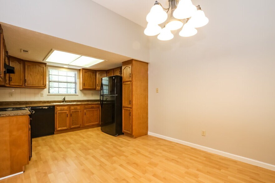 Building Photo - 5766 Pine Knoll Blvd