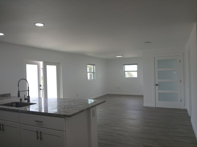 Building Photo - 309 Shore Rd