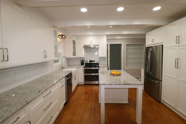 Building Photo - 2832 Monticello Dr