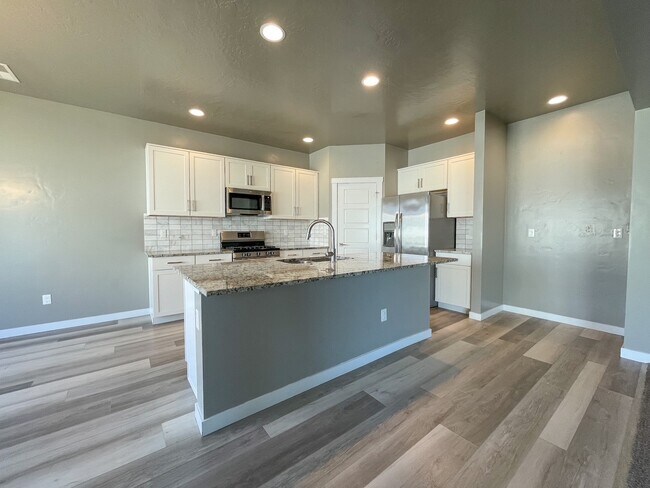 Building Photo - 2592 E Blackstone Dr