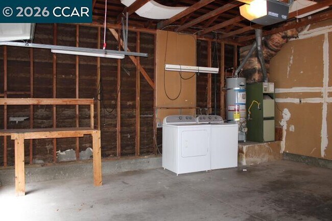 Building Photo - 2152 Blue Jay Cir