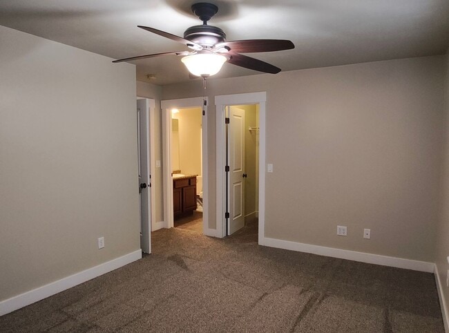 Building Photo - AMAZING CONDO 2 MASTER SUITES 2 CAR GARAGE