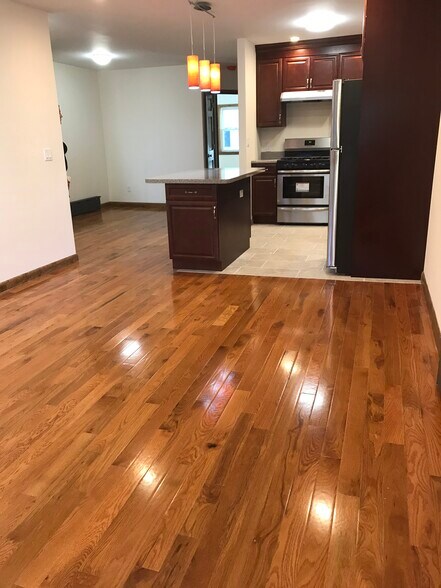 Building Photo - 405 W 263rd St