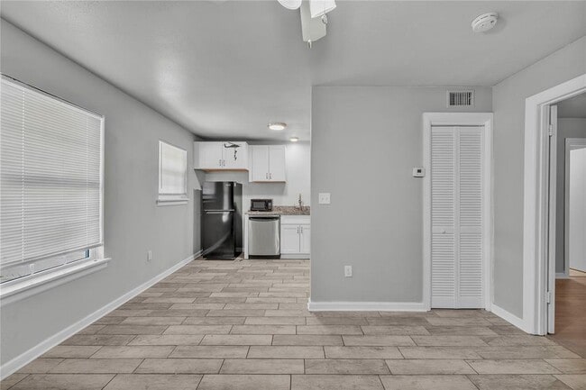 Building Photo - 901 Parmer Ave