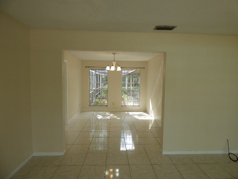 Building Photo - 880 E Lehigh Dr