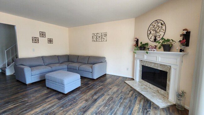 Building Photo - Spacious 3 bedroom Condo near Northville d...