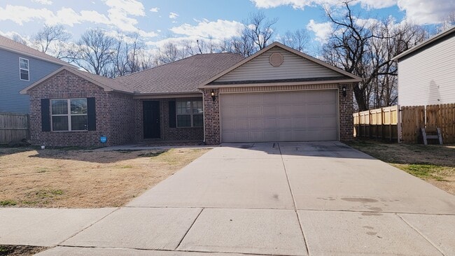 Building Photo - 904 SW Green World St