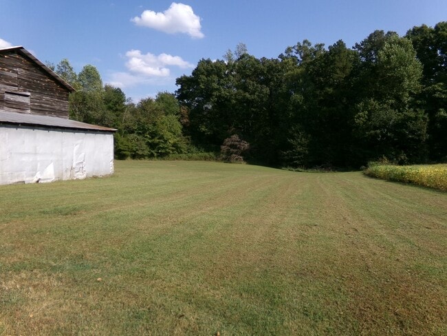 Building Photo - Country Living