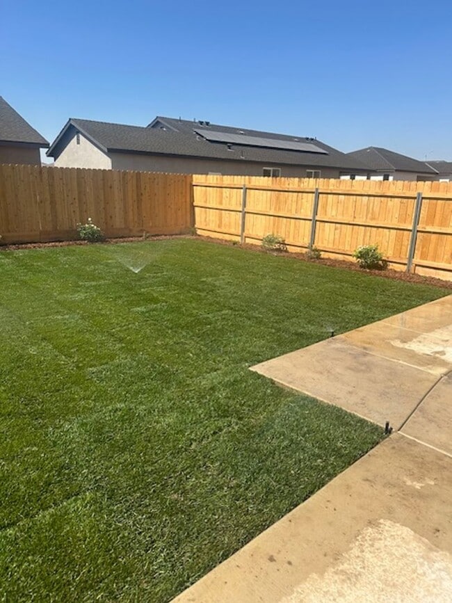 Building Photo - Gorgeous NEWER home between Tulare and Vis...