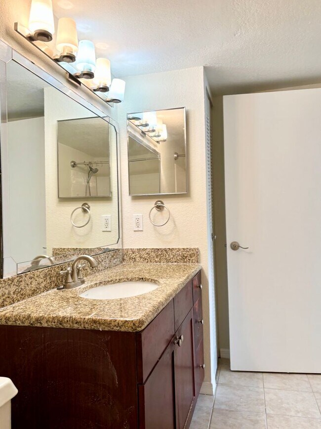 Building Photo - Modern comfort in Prime Orlando location –...