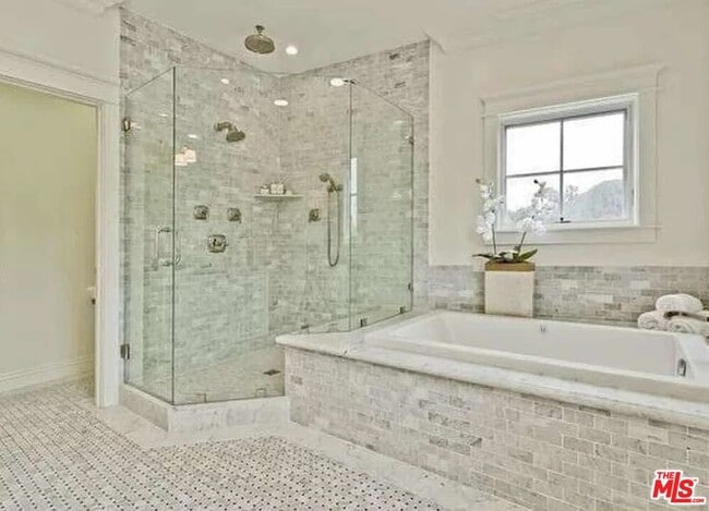 Building Photo - 580 N Kenter Ave