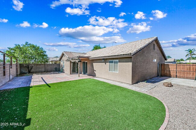 Building Photo - 757 E Wildhorse Dr