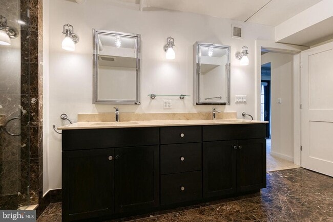 Building Photo - 1220 Bank St