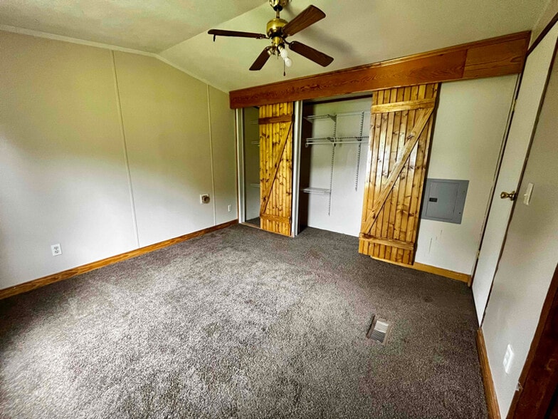 Building Photo - 1038 Maple Dr