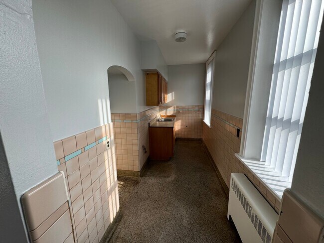Building Photo - Large one room efficiency with large kitchen