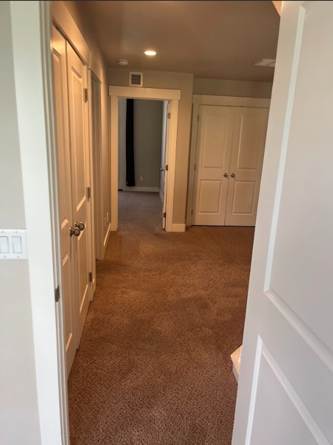 Building Photo - 3 Bedroom/2 Bathroom townhome in South Jordan